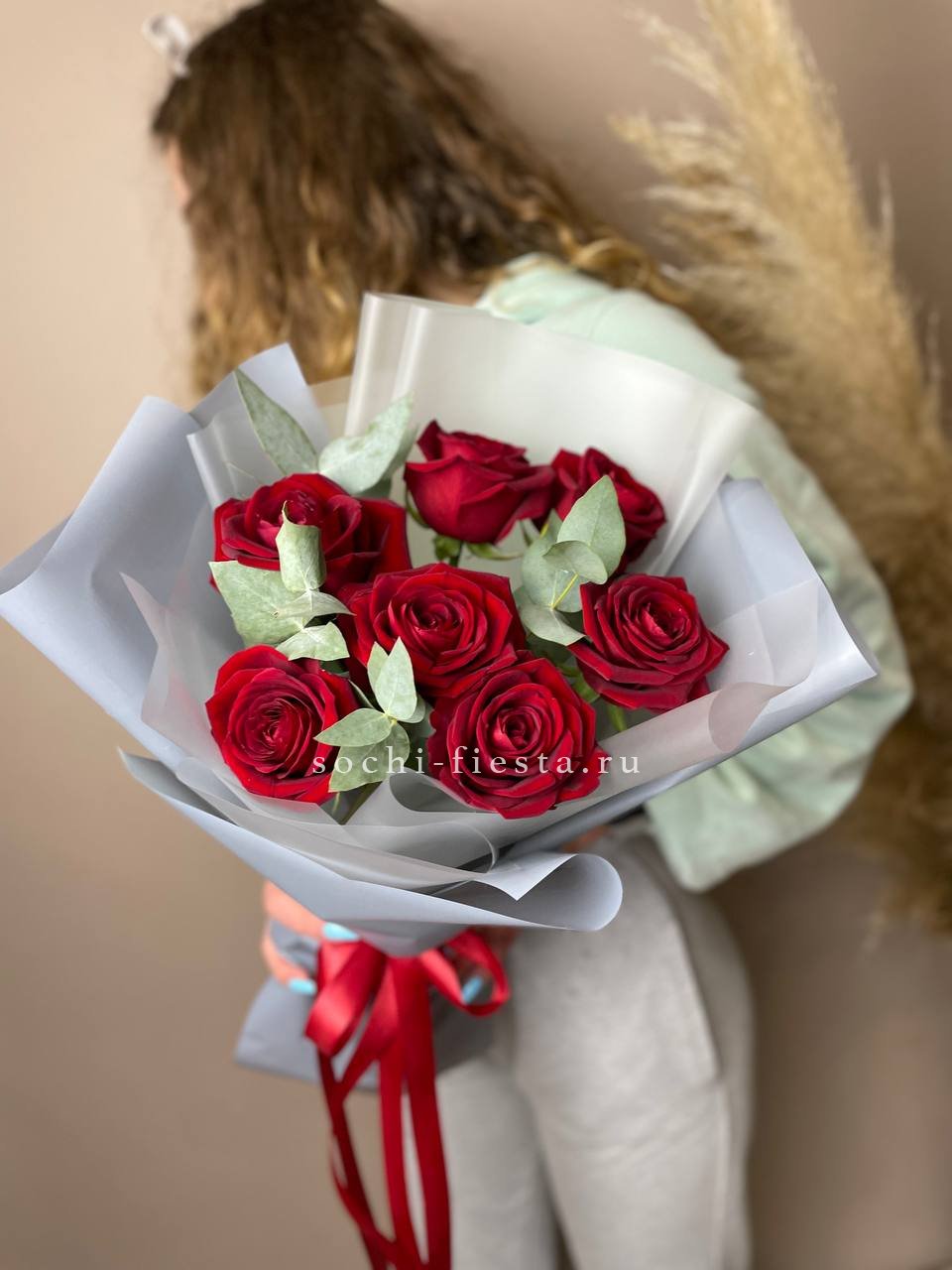 весенняя витрина флористической студии в Брянске с тюльпанами и ранункулюсами