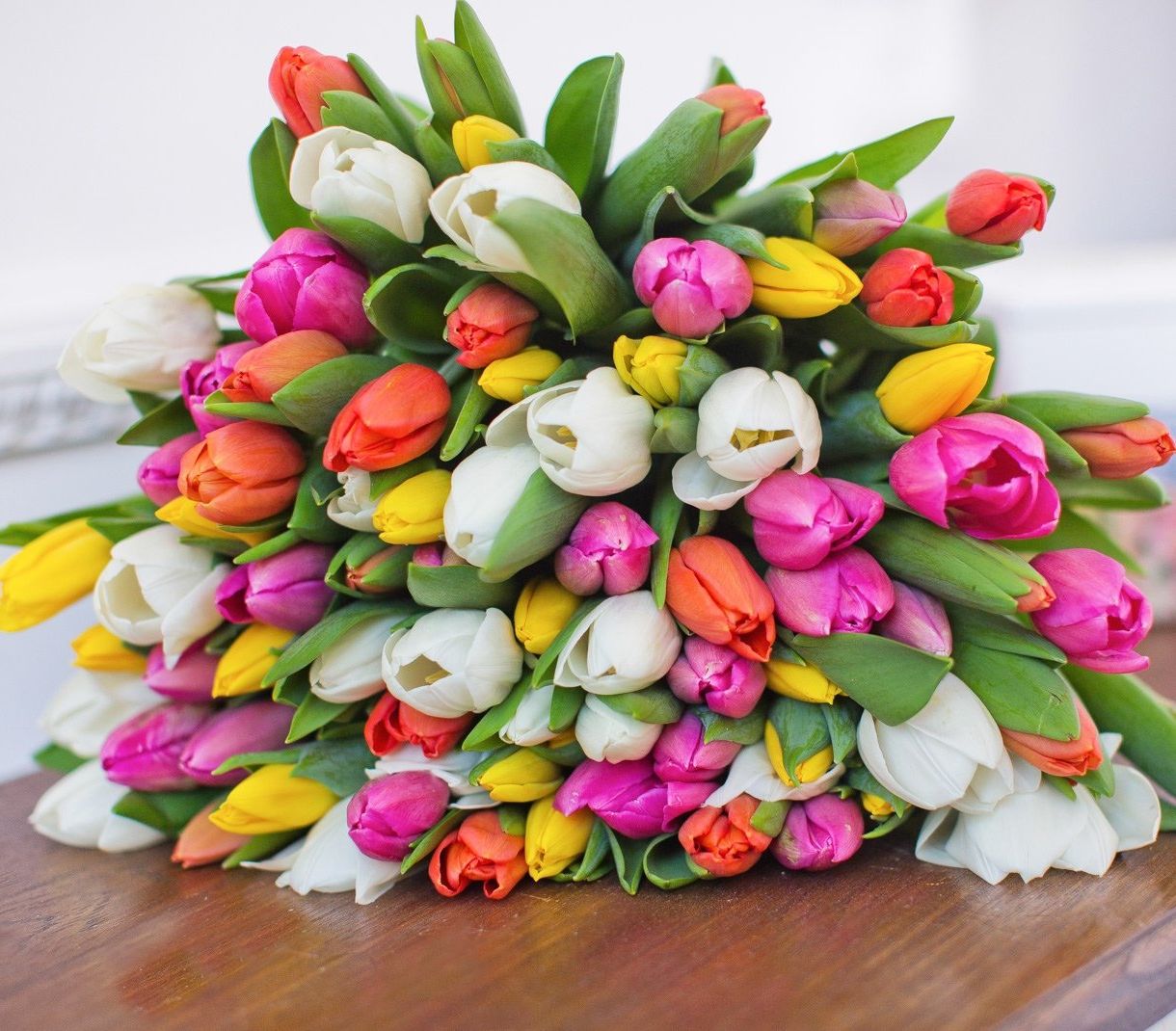 корпоративная композиция с розами и хризантемами для офиса в Брянске