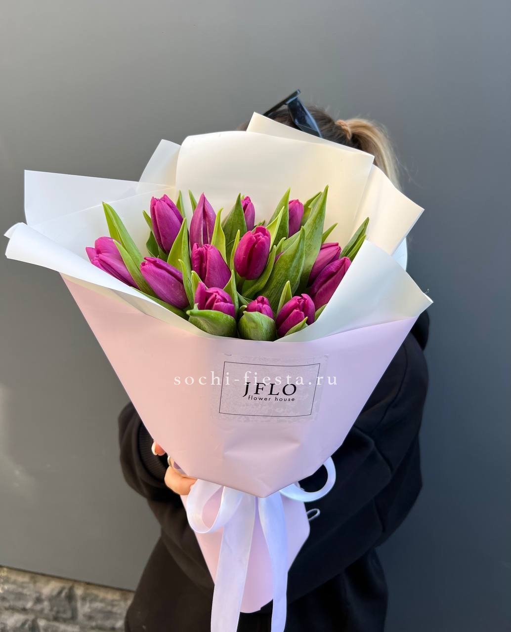 видовой каталог с розами и пионами в студии флористики в Брянске