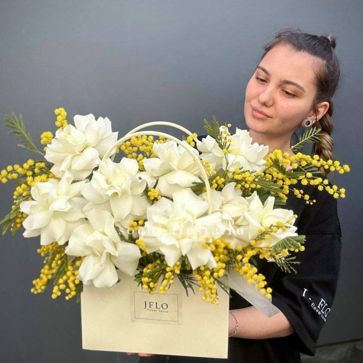 Французские Розы и мимоза  в сумочке  в Брянске