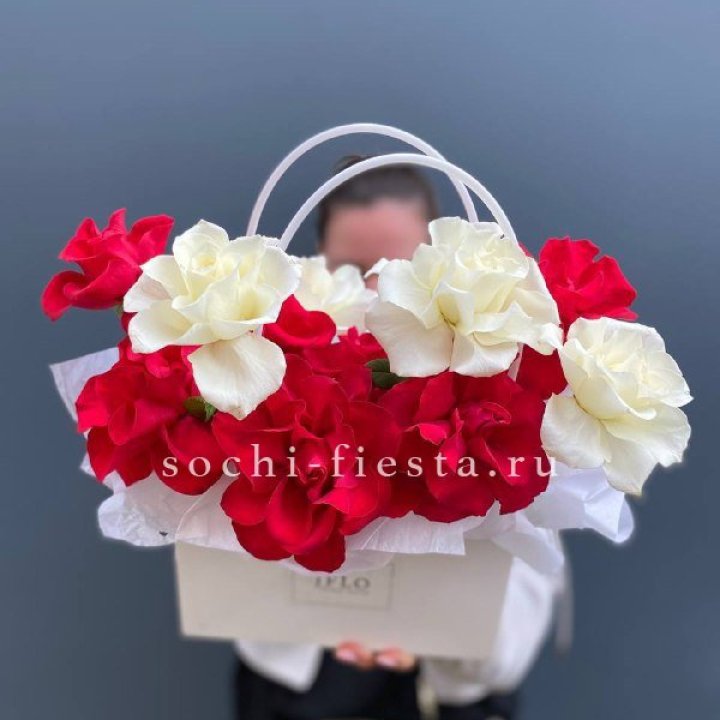 Сумочка  красных и белых роз в Брянске