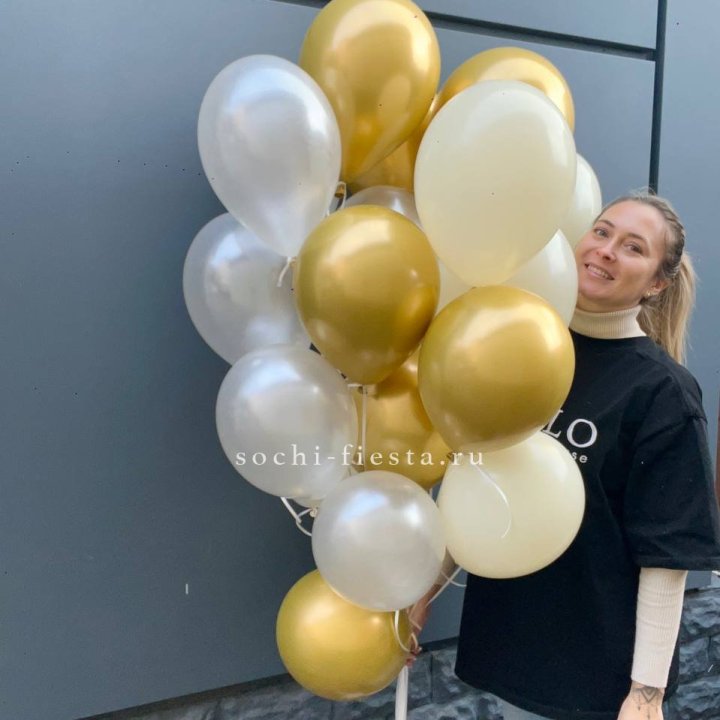 Облако шаров из белого и золотого оттенков в Брянске