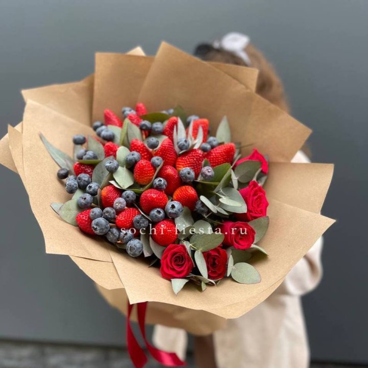 Клубника и голубика с цветами в Брянске