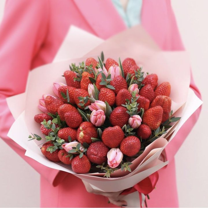 Тюльпаны и клубника в Брянске