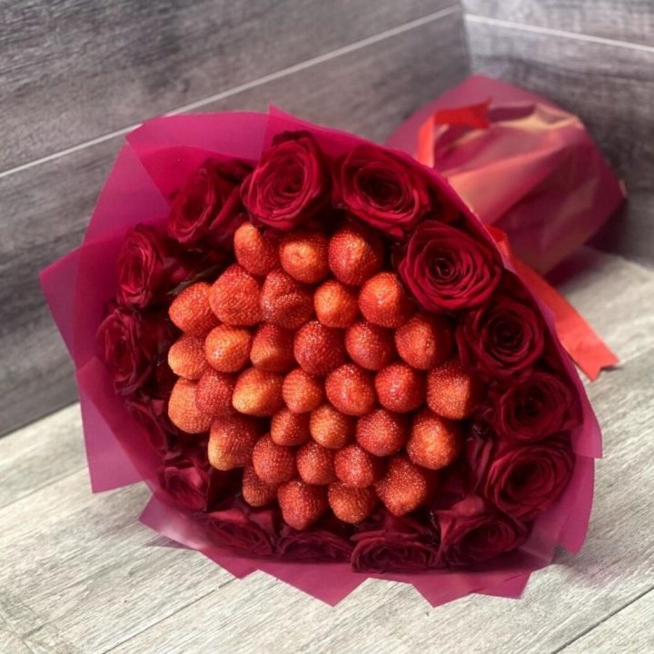 Клубничный букет с розами в Брянске