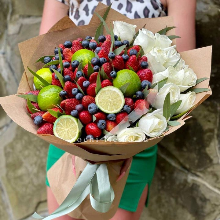 Ягодно-цитрусовый букет с розами в Брянске