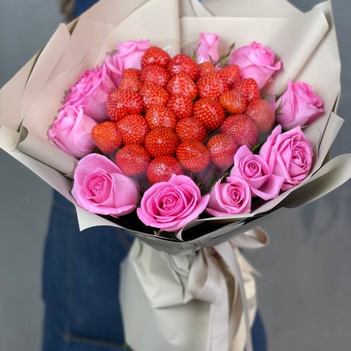 Клубника и розы в Брянске