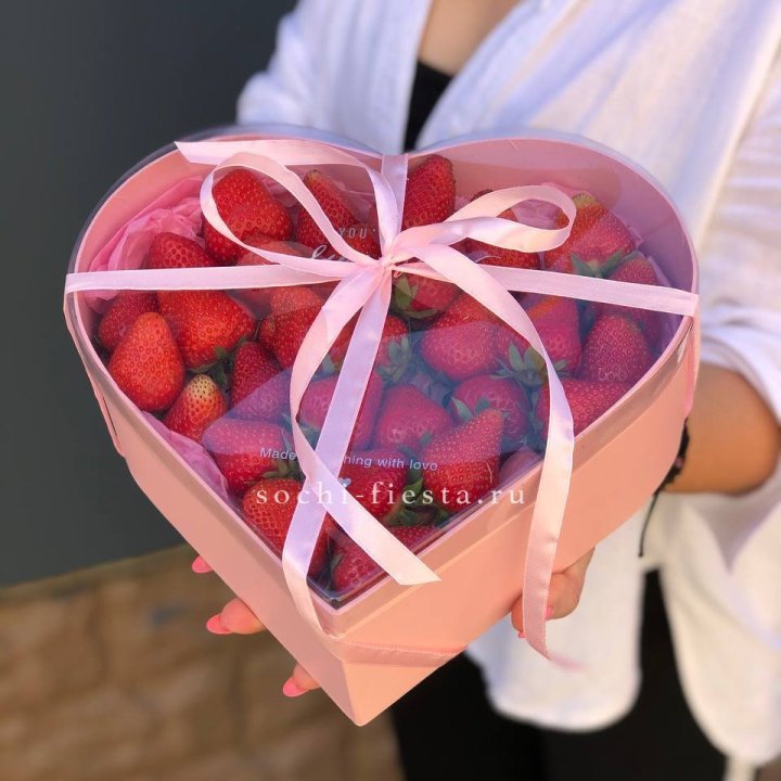 Коробочка сердце  с клубникой в Брянске