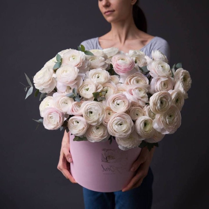 Бокс с ранункулюсами в Брянске