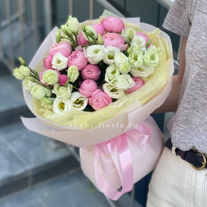 Букет кустовых роз с эустомой в Брянске