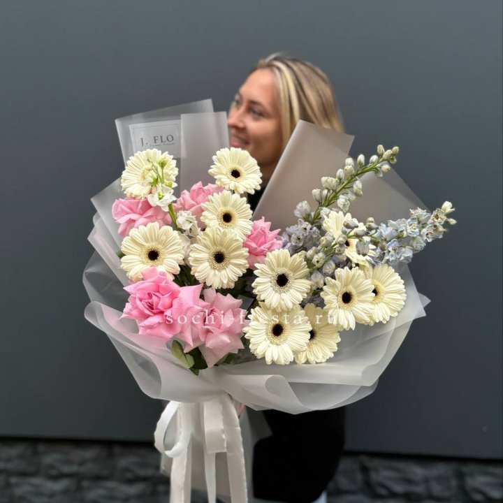 Букет роз и гербер в Брянске