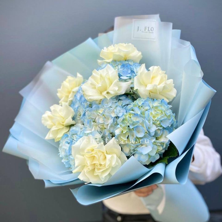  Букет из голубых гортензий и роз  в Брянске