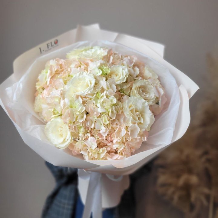  Букет гортензии и роз  в Брянске