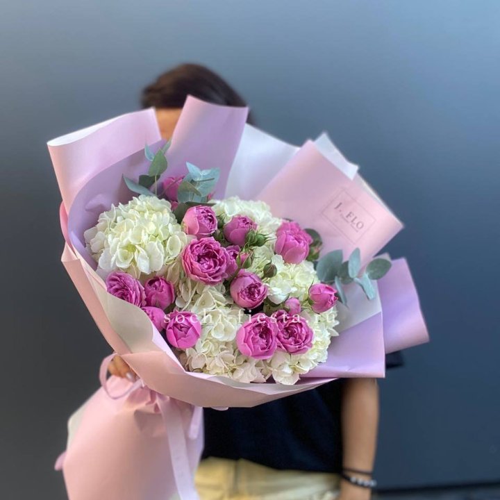 Букет белых гортензий и пионовидных роз  в Брянске