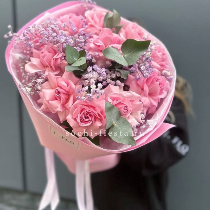 Розовые французские розы с гипсофилой в Брянске