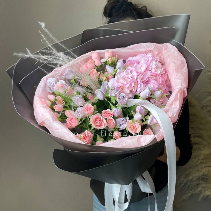  Букет гортензии и роз "Саперави" в Брянске