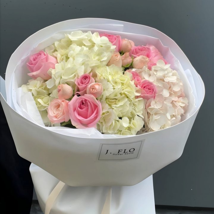  Букет гортензии и роз  "Тиамо" в Брянске