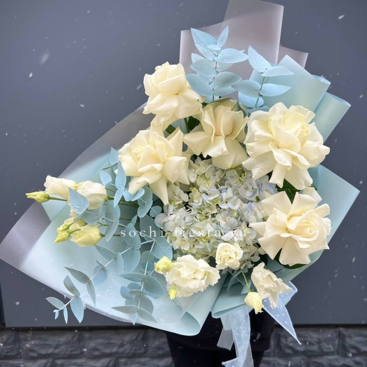 Букет с гортензией и белыми французскими розами в Брянске