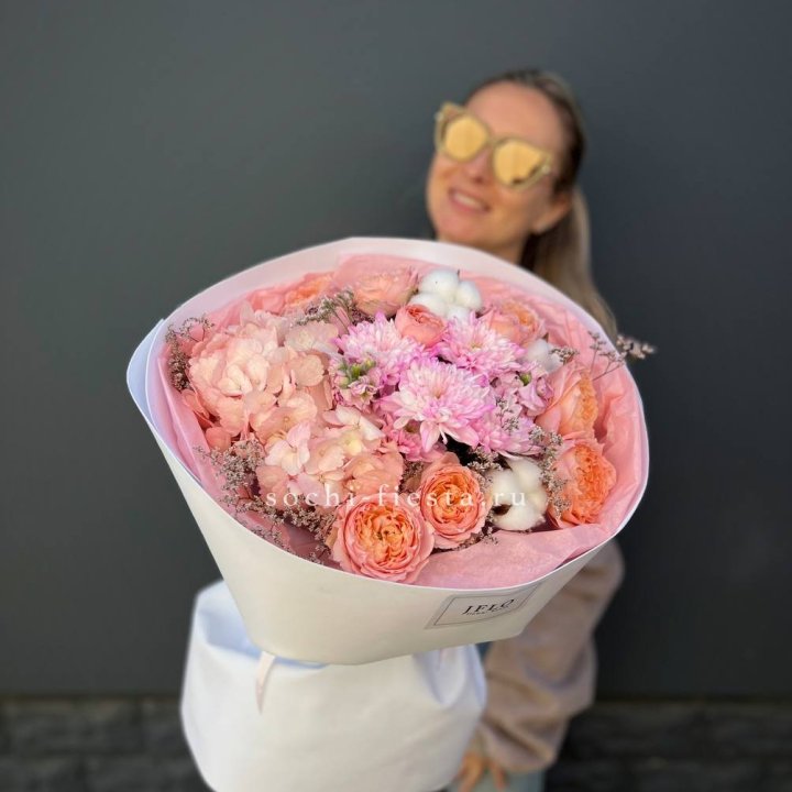 Букет гортензии и кустовых роз  в Брянске