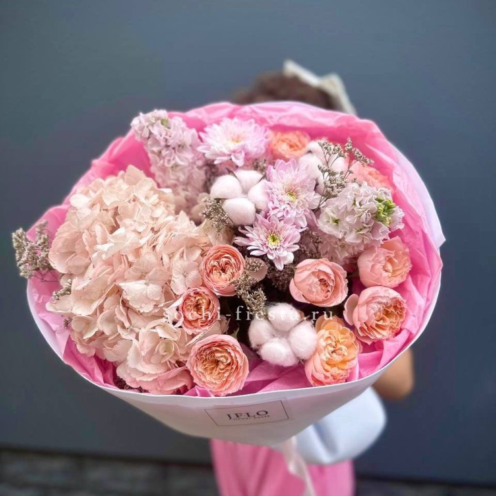 Букет гортензии и кустовых роз "Абрассо" в Брянске