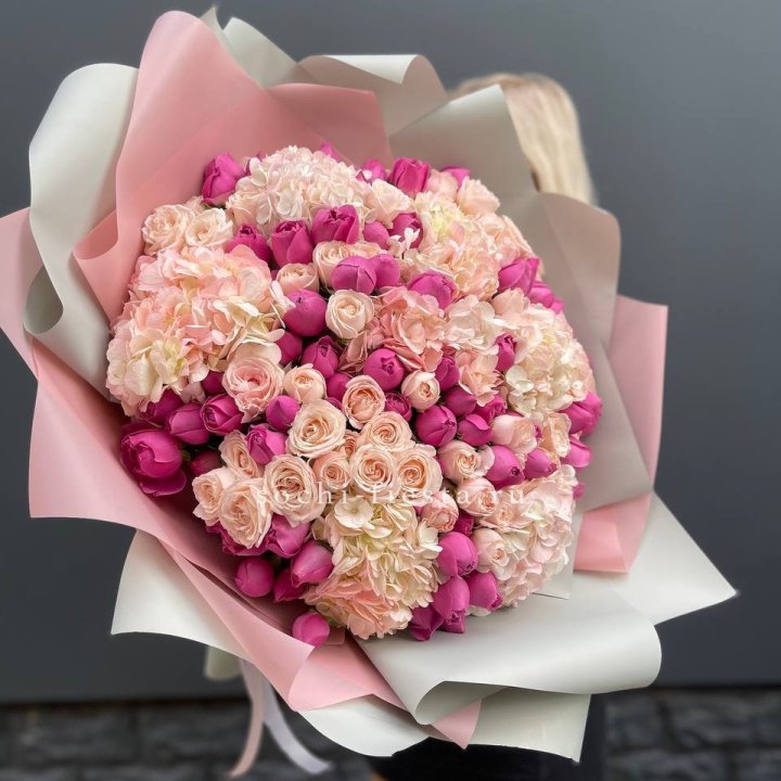 Букет кустовые розы и гортензия в Брянске