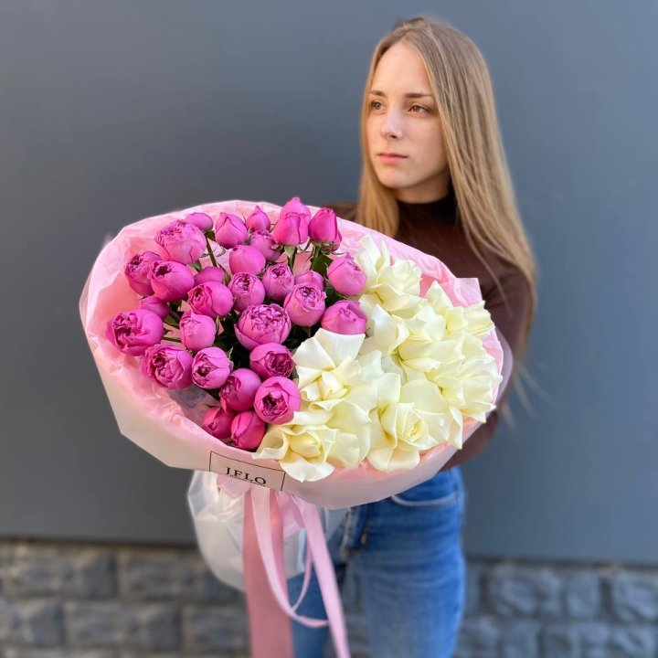 Дуо белых и кустовых роз в Брянске