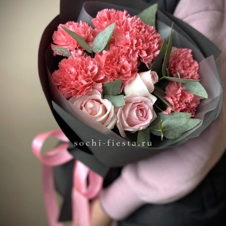 Букет из роз и диантусов "Пенелопа" в Брянске