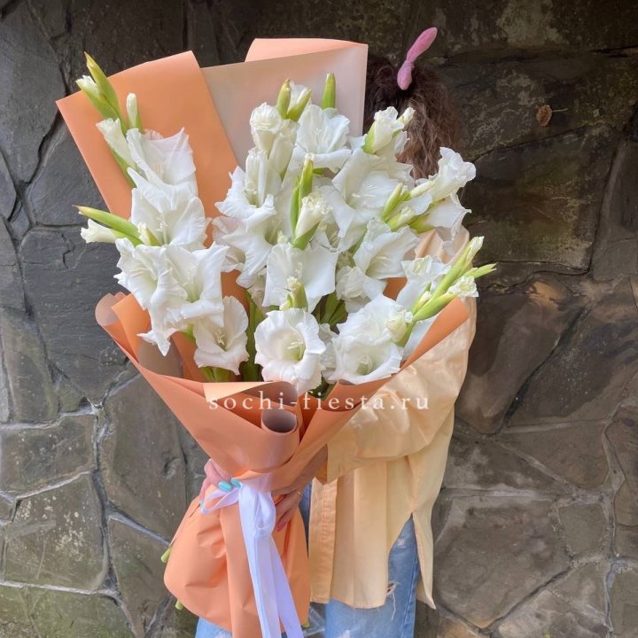 Букет белых гладиолусов  в Брянске