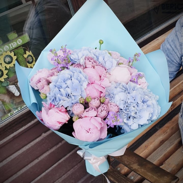 Букет с гортензиями "Блубери" в Брянске