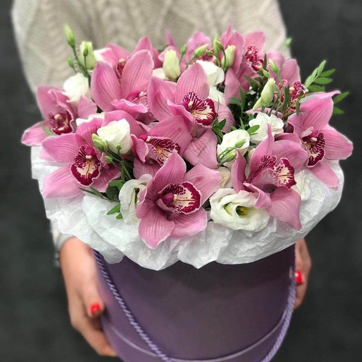 Орхидея и эустома в шляпной коробке в Брянске