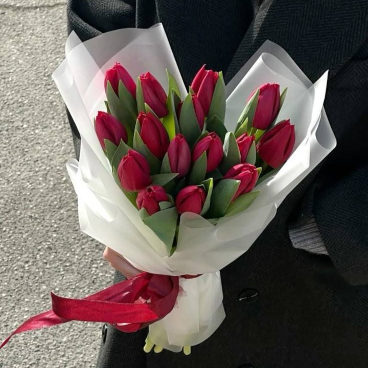 15 красных тюльпанов в Брянске