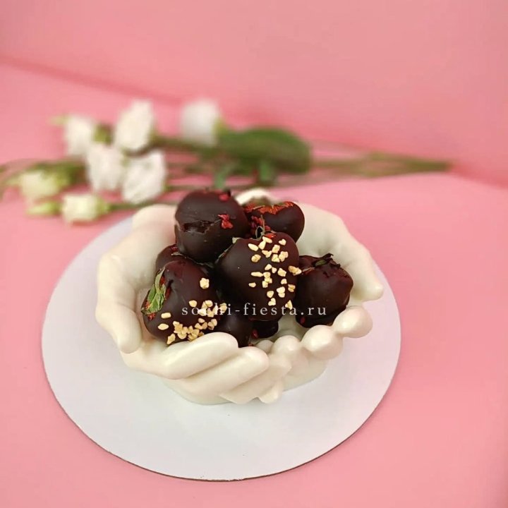 Клубника в шоколаде на шоколадных ладонях  в Брянске