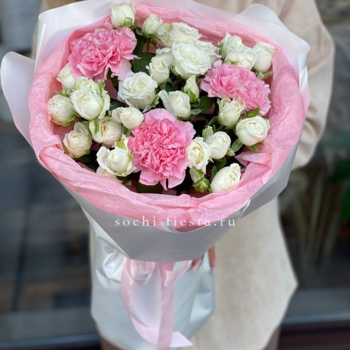 Букет розы с диантусами "Блэш" в Брянске