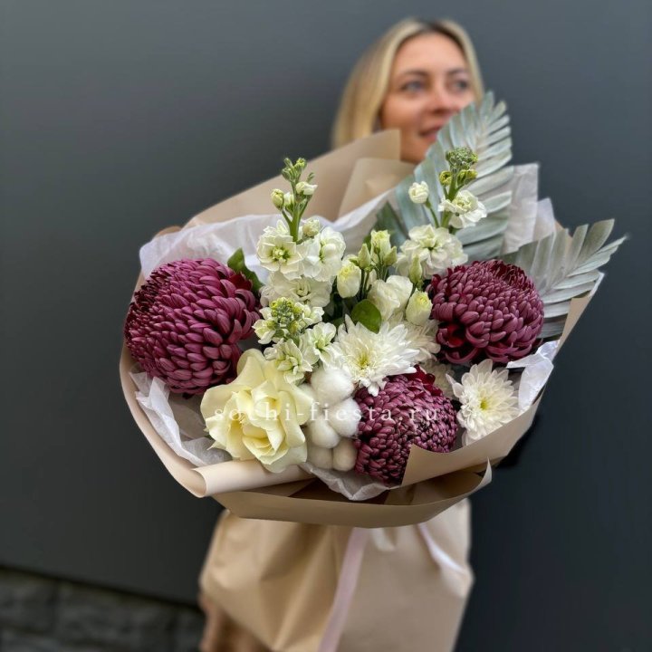 Хризантемы с маттиолой розами эустомой Чика в Брянске