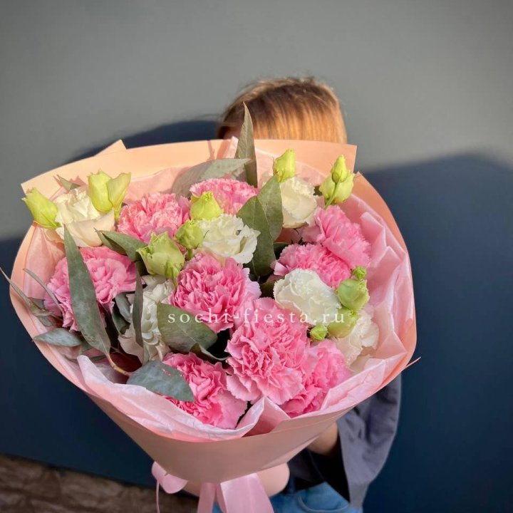 Букет гвоздик и  эустом "Сири" в Брянске