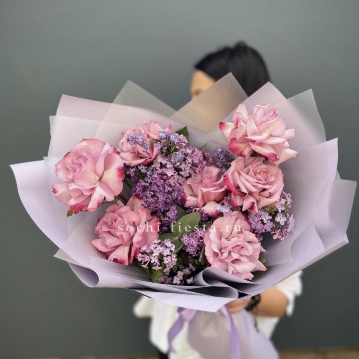 Букет из розовых роз и сирени в Брянске