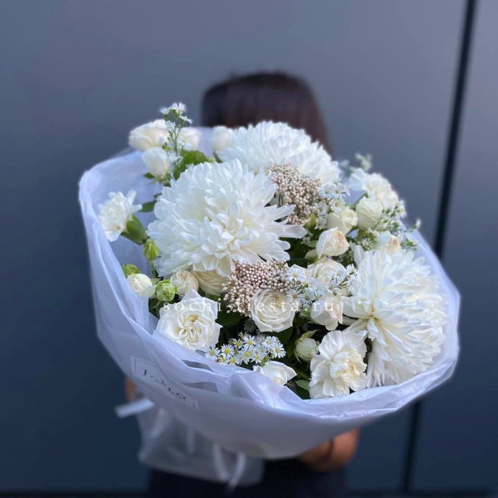 Букет хризантем и роз вайт шотс в Брянске