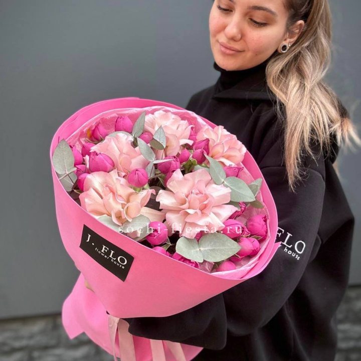 Букет французских и пионовидных роз "Ламиносо" в Брянске