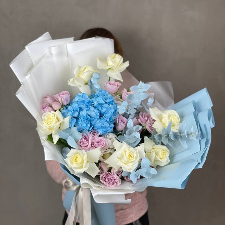 Дизайнерский букет "Блю скайфорт" в Брянске