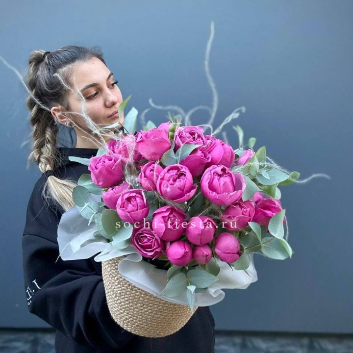 Пионовидные розы  в джутовом кашпо  в Брянске