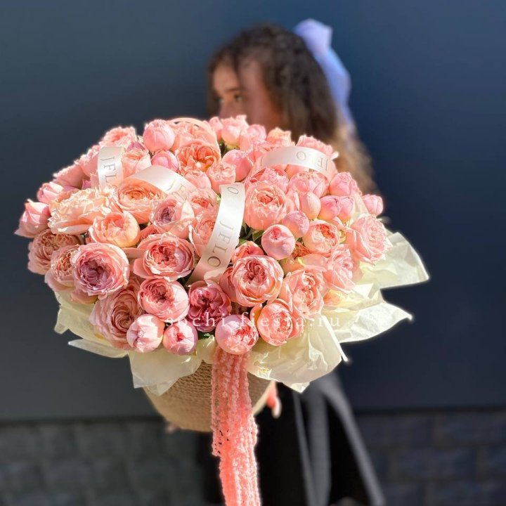 Кустовые розы Джульетта в джутовом кашпо в Брянске