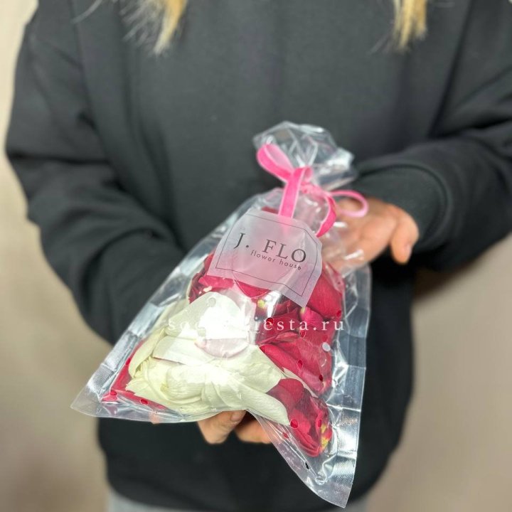 Лепестки роз в Брянске