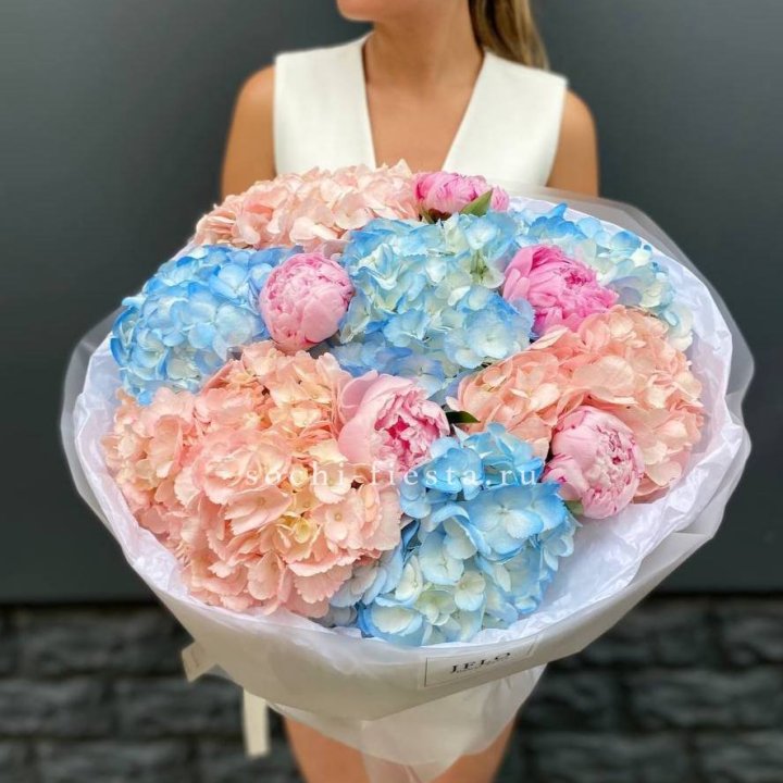 Дуобукет гортензии с пионами  в Брянске