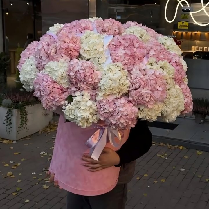 Дизайнерский цилиндр с гортензиями  в Брянске
