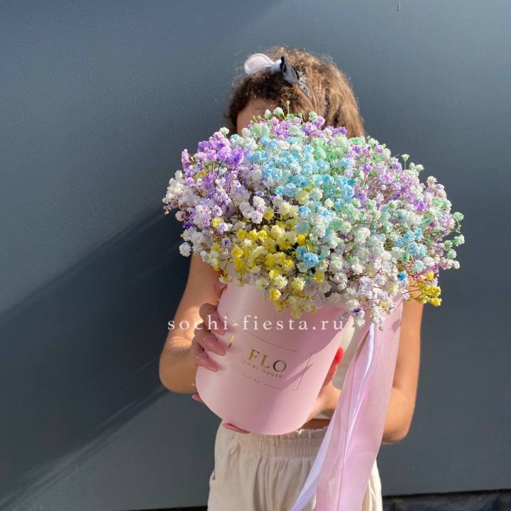 Радужные гипсофилы в шляпной коробке в Брянске