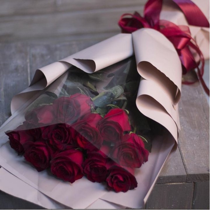 11 голландских роз в оформлении в Брянске