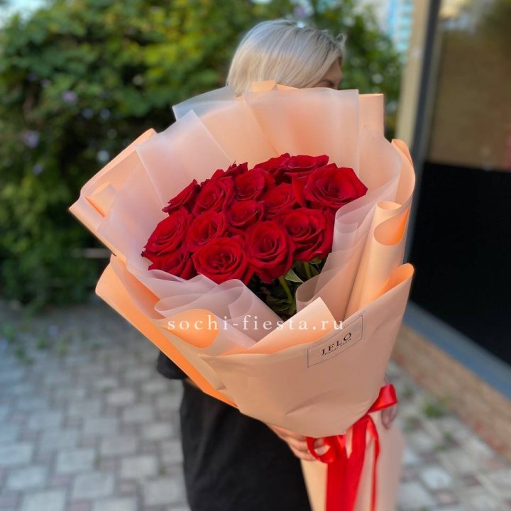 15 голландских роз в оформлении в Брянске