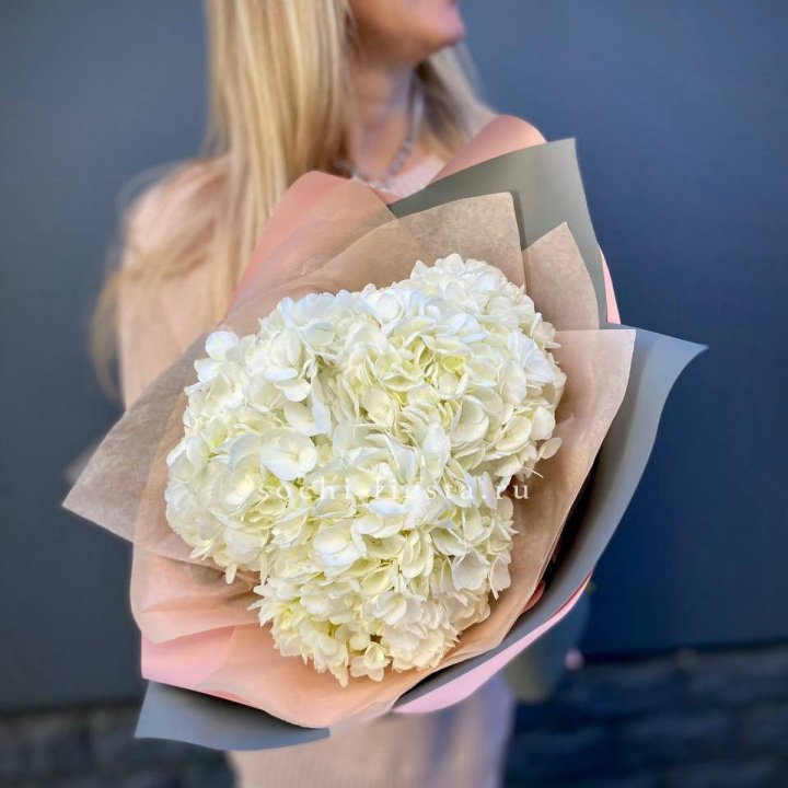 Букет из трёх белых гортензий в Брянске