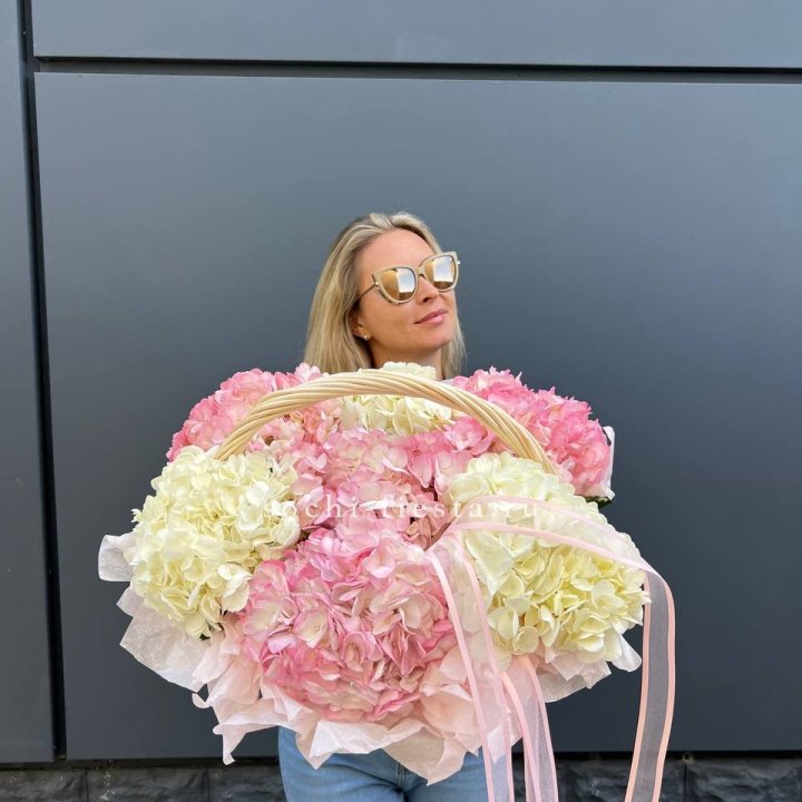 7 гортензий в корзине в Брянске