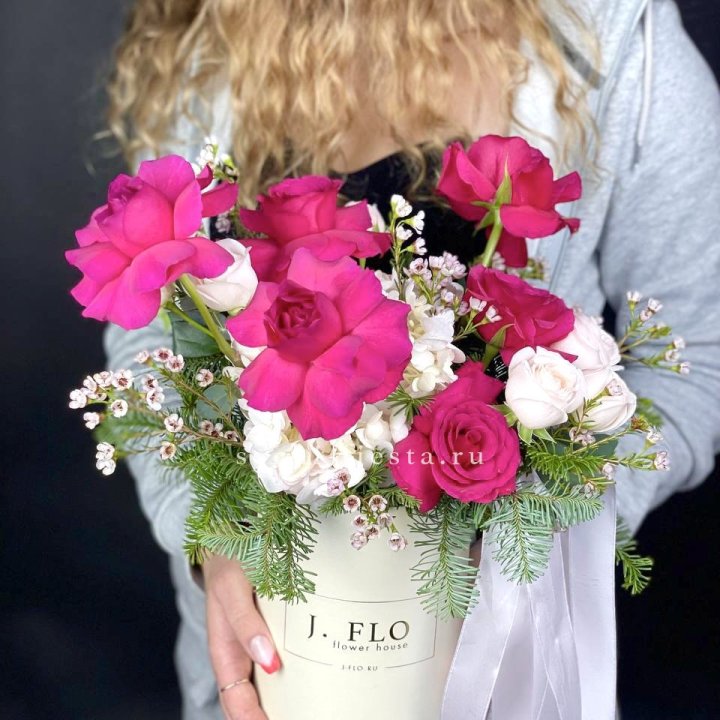 Новогодняя композиция в коробке пинк розе в Брянске